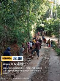 Kekompakan Warga RT 08 Terlihat Nyata dalam Aksi Kerja Bakti Bersama